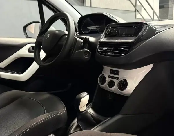 Peugeot 208 2018 - 7999 EUR, 171944 km - AUTO.MOTO.pt - 171944km - foto 15 de 18