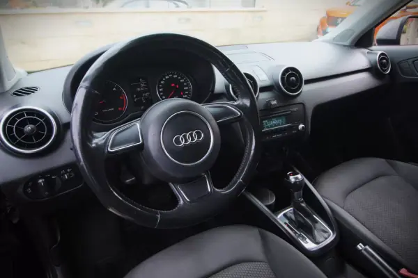 Audi A1 2011 - 11450 EUR, 136350 km - AUTO.MOTO.pt - 136350km - foto 10 de 26