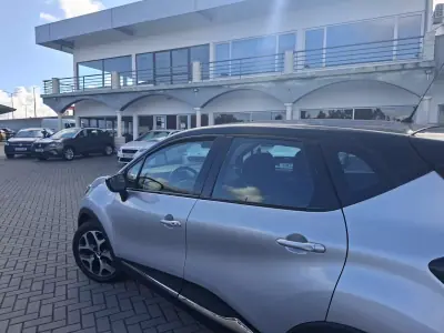 Renault Captur 2018 - 13500 EUR, 113500 km - AUTO.MOTO.pt - 113500km - foto 10 de 29