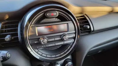 MINI 5 Portas 2015 - 9500 EUR, 259122 km - 259122km - foto 23 de 30