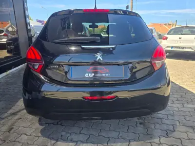 Peugeot 208 2018 - 9500 EUR, 92000 km - AUTO.MOTO.pt - 92000km - foto 5 de 16