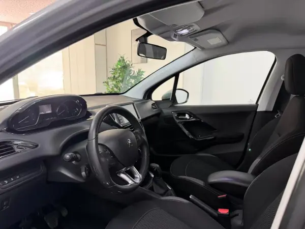 Peugeot 208 2015 - 8500 EUR, 152000 km - 152000km - foto 7 de 26