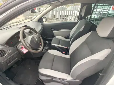 Renault Clio 2010 - 4000 EUR, 252000 km - AUTO.MOTO.pt - 252000km - foto 14 de 14