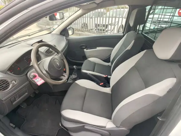 Renault Clio 2010 - 4000 EUR, 252000 km - AUTO.MOTO.pt - 252000km - foto 14 de 14