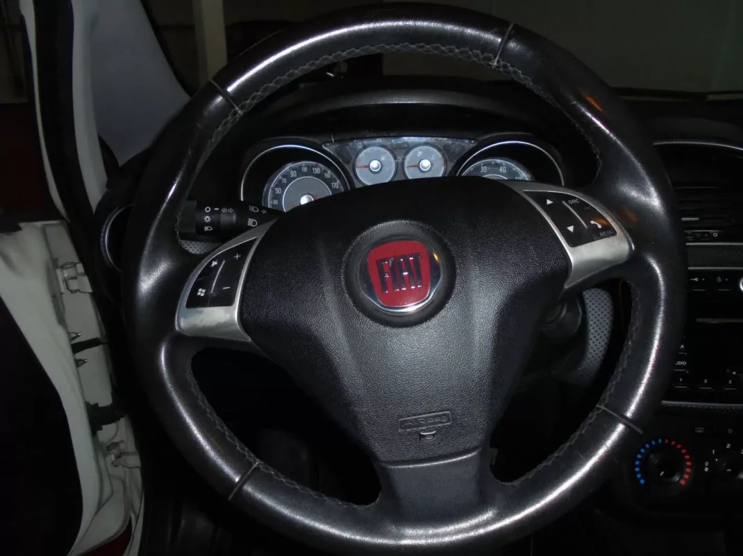 Fiat Punto 2010 - 5900 EUR, 147000 km - AUTO.MOTO.pt - 147000km - foto 21 de 28