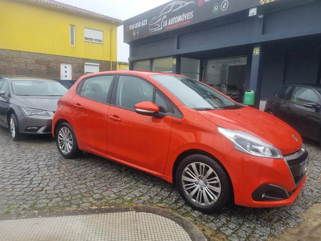 Peugeot 208 2018 - 8000 EUR, 97000 km - AUTO.MOTO.pt - 97000km - foto 4 de 15