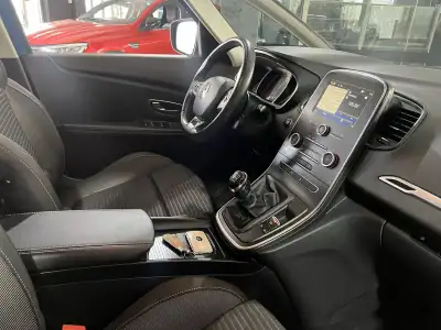 Renault Scénic 2017 - 15800 EUR, 156509 km - AUTO.MOTO.pt - 156509km - foto 17 de 24