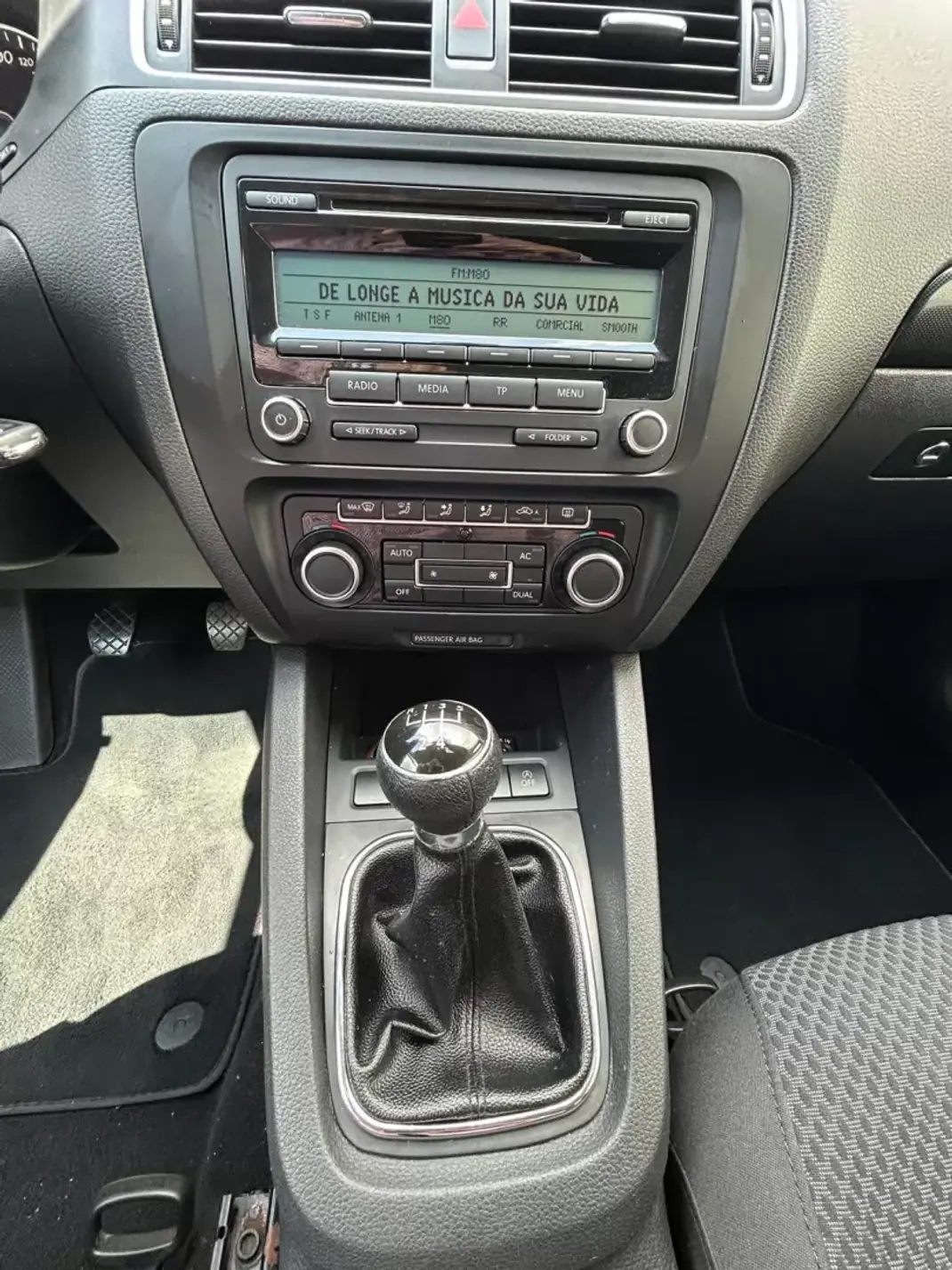 Volkswagen Jetta 2011 - 8500 EUR, 224614 km - AUTO.MOTO.pt - 224614km - foto 15 de 21