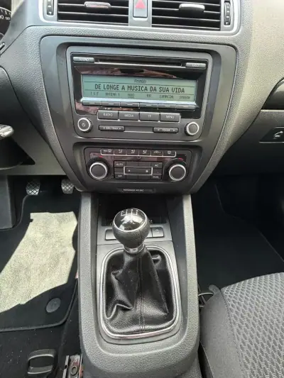 Volkswagen Jetta 2011 - 8500 EUR, 224614 km - AUTO.MOTO.pt - 224614km - foto 15 de 21