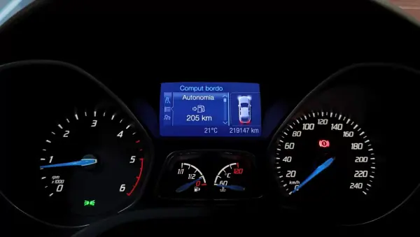 Ford Focus SW 2012 - 7000 EUR, 219147 km - AUTO.MOTO.pt - 219147km - foto 7 de 40