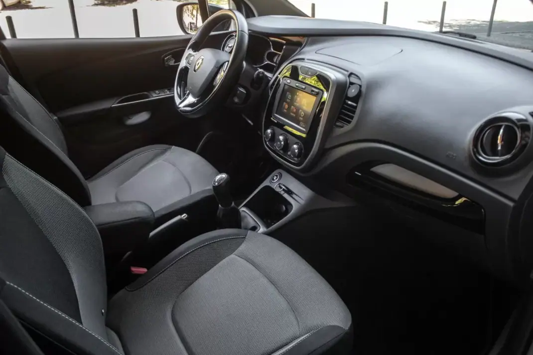 Renault Captur 2014 - 10900 EUR, 135948 km - 135948km - foto 23 de 38