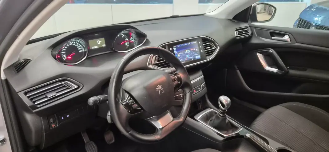 Peugeot 308 SW 2016 - 9490 EUR, 123000 km - AUTO.MOTO.pt - 123000km - foto 10 de 27