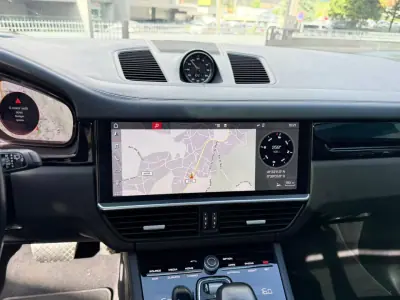 Porsche Cayenne 2018 - 65900 EUR, 138000 km - AUTO.MOTO.pt - 138000km - foto 11 de 15