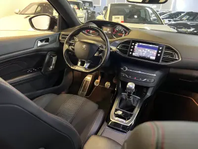 Peugeot 308 2017 - 10990 EUR, 120000 km - AUTO.MOTO.pt - 120000km - foto 11 de 35