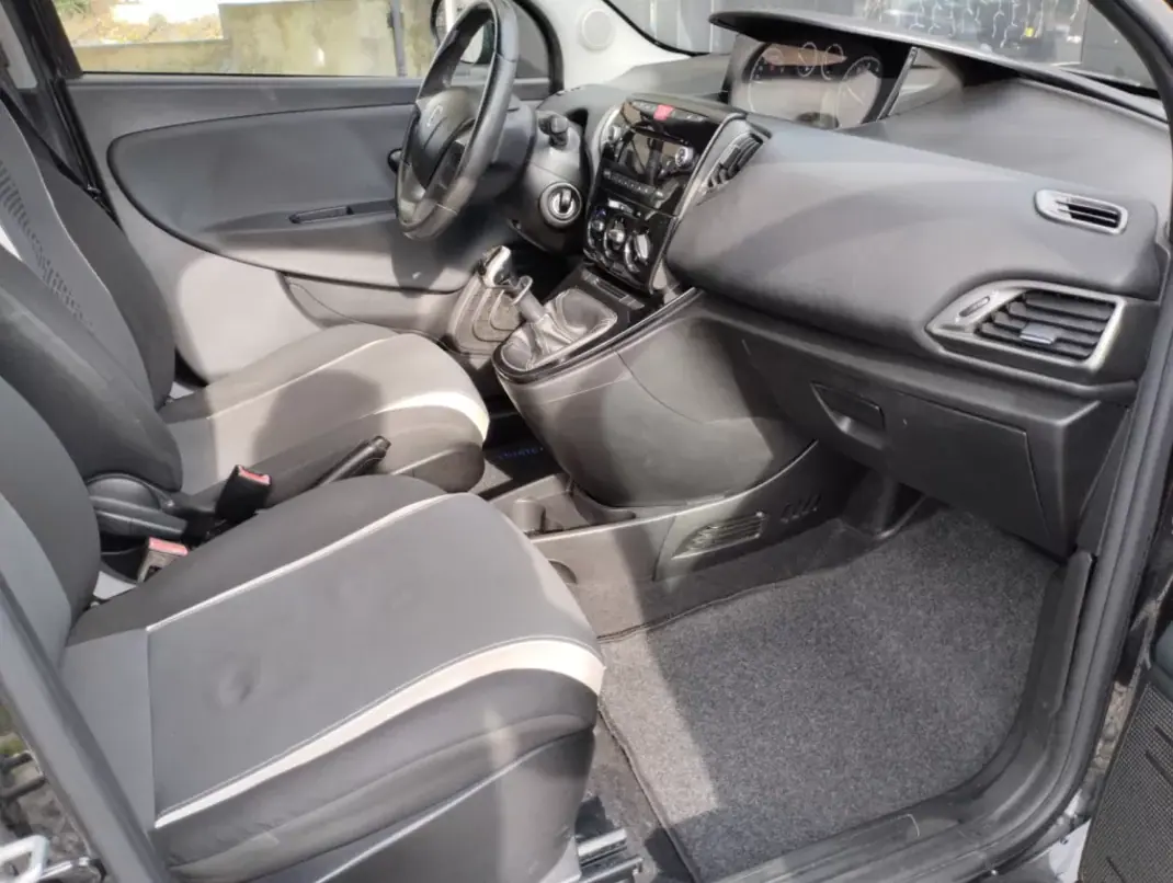 Lancia Ypsilon 2014 - 7500 EUR, 100000 km - AUTO.MOTO.pt - 100000km - foto 10 de 36