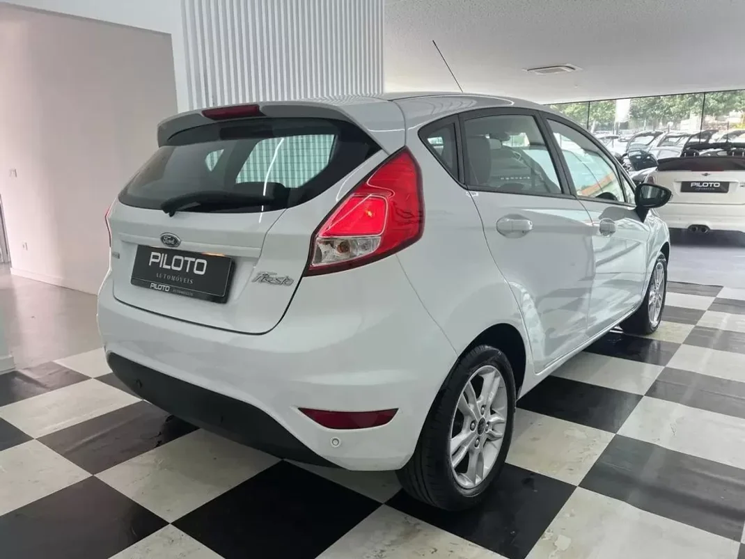 Ford Fiesta 2015 - 9990 EUR, 126498 km - AUTO.MOTO.pt - 126498km - foto 8 de 23