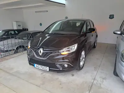 Renault Scénic 2017 - 9980 EUR, 262136 km - AUTO.MOTO.pt - 262136km - foto 18 de 39