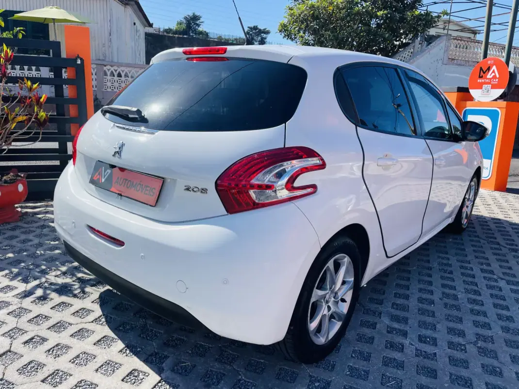 Peugeot 208 2013 - 9950 EUR, 188022 km - AUTO.MOTO.pt - 188022km - foto 7 de 12
