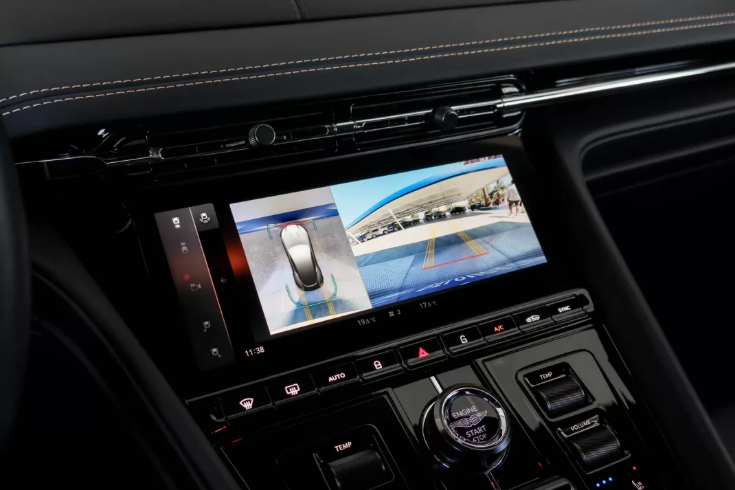 Aston Martin DB12 Coupé 2024 - 300000 EUR, 7650 km - AUTO.MOTO.pt - 7650km - foto 16 de 22