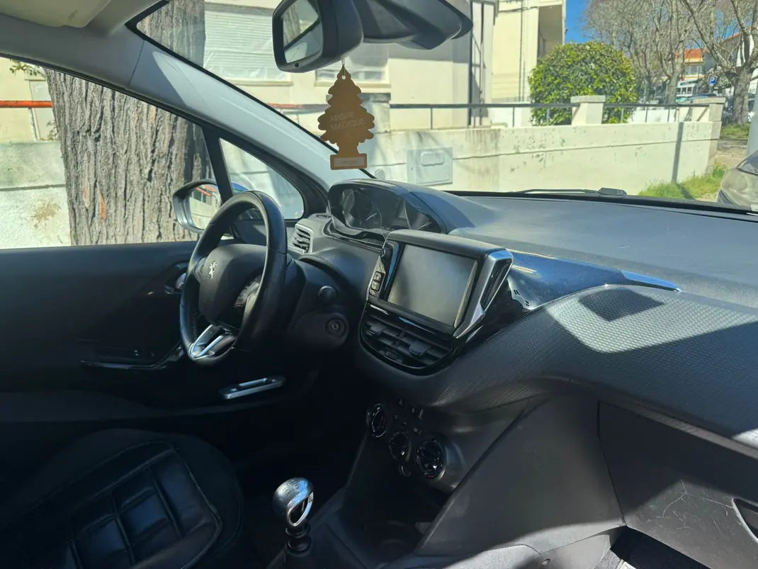 Peugeot 208 2019 - 10500 EUR, 136500 km - AUTO.MOTO.pt - 136500km - foto 4 de 8