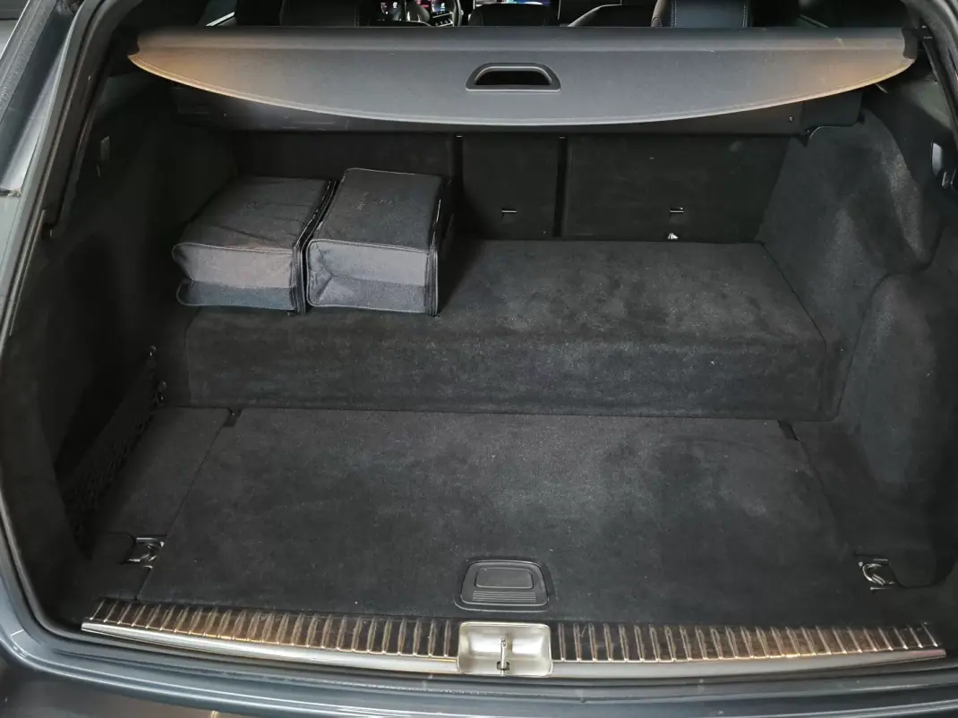 Mercedes-Benz E 300 2022 - 35950 EUR, 122245 km - AUTO.MOTO.pt - 122245km - foto 42 de 43