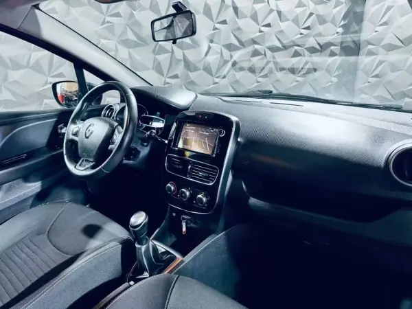 Renault Clio 2017 - 13990 EUR, 104061 km - AUTO.MOTO.pt - 104061km - foto 14 de 28