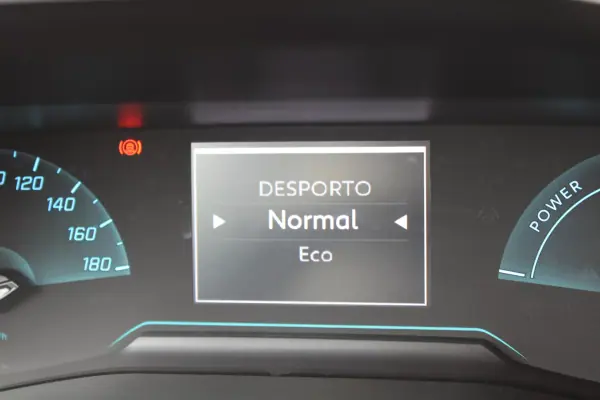 Peugeot e-208 2020 - 13990 EUR, 144000 km - AUTO.MOTO.pt - 144000km - foto 26 de 30