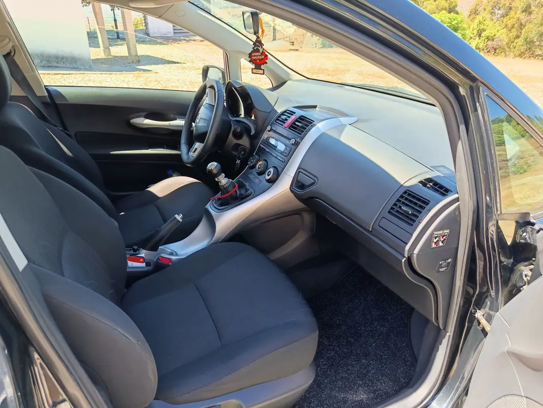 Toyota Auris 2010 - 6500 EUR, 330000 km - 330000km - foto 6 de 10