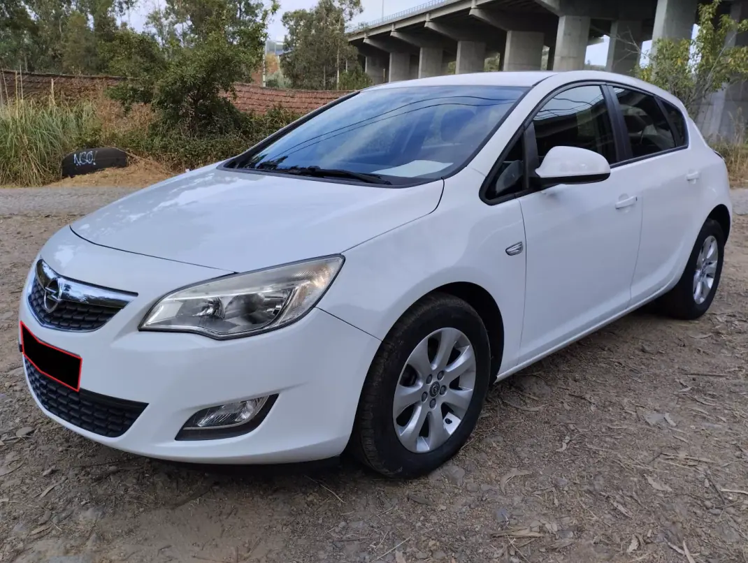 Opel Astra 2015 - 8950 EUR, 190000 km - AUTO.MOTO.pt - 190000km - foto 1 de 31