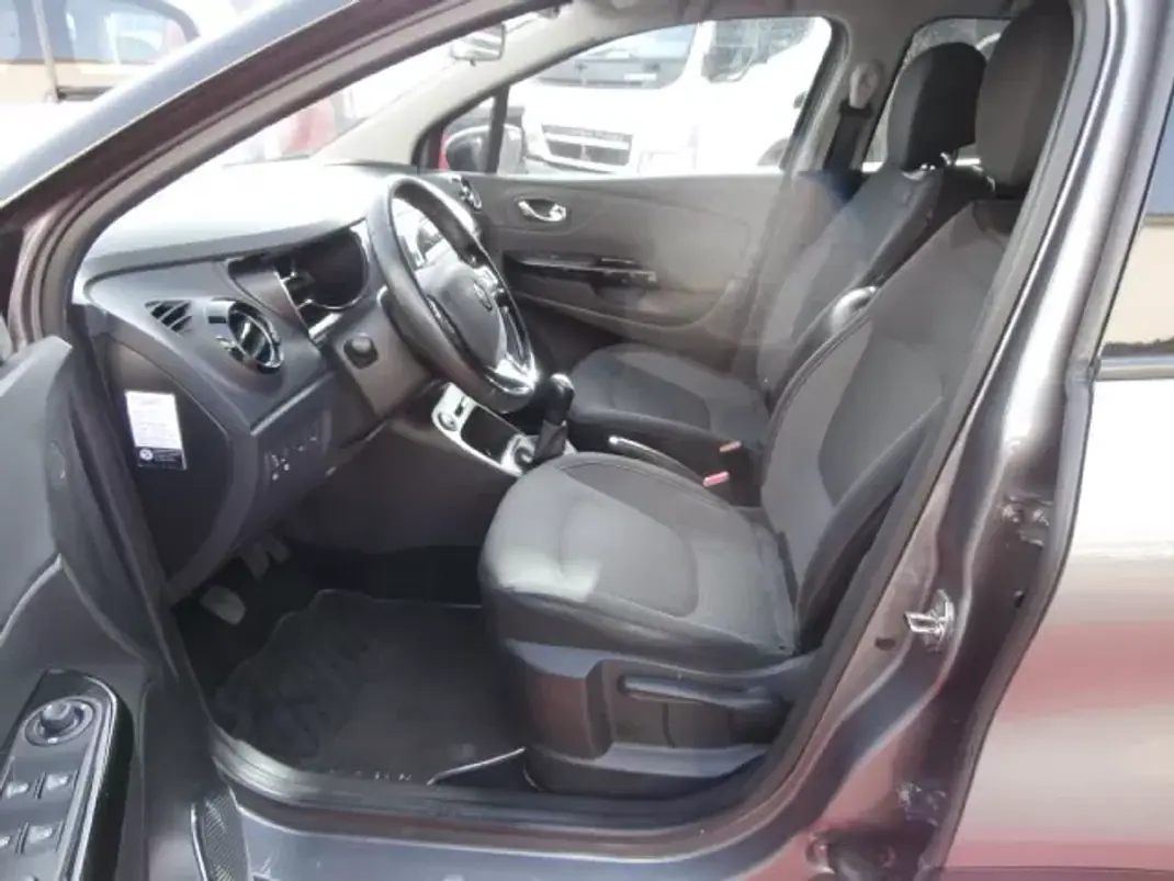 Renault Captur 2014 - 12900 EUR, 155622 km - AUTO.MOTO.pt - 155622km - foto 10 de 30