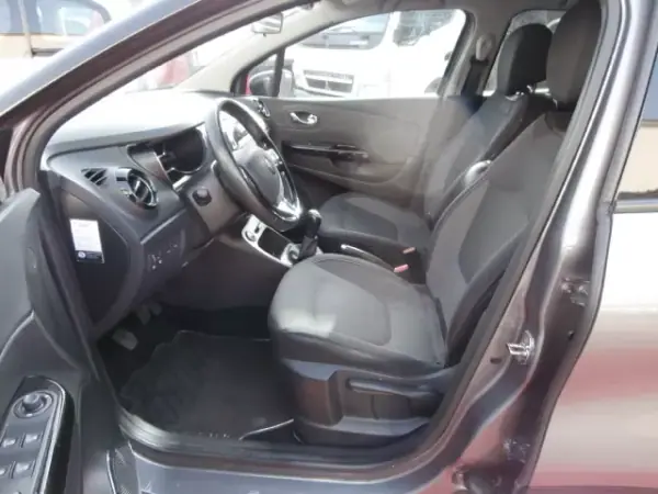 Renault Captur 2014 - 12900 EUR, 155622 km - AUTO.MOTO.pt - 155622km - foto 10 de 30