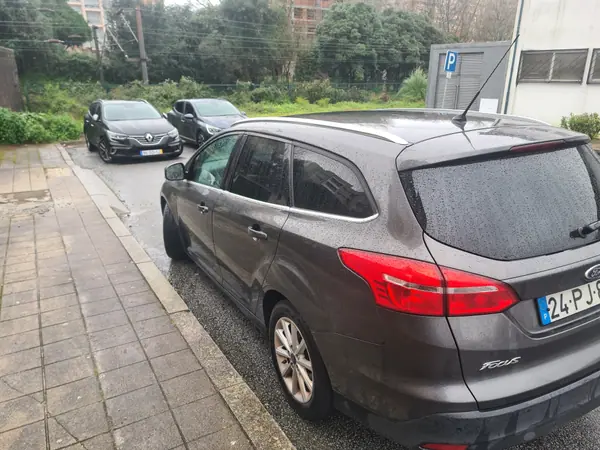 Ford Focus 2014 - 5000 EUR, 296000 km - AUTO.MOTO.pt - 296000km - foto 4 de 9