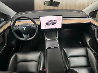 Tesla Model Y 2023 - 32800 EUR, 92000 km - AUTO.MOTO.pt - 92000km - foto 10 de 20