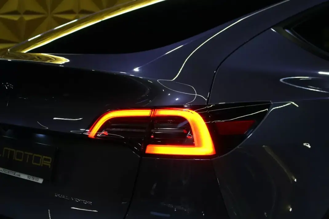 Tesla Model Y 2021 - 32240 EUR, 132000 km - AUTO.MOTO.pt - 132000km - foto 13 de 38