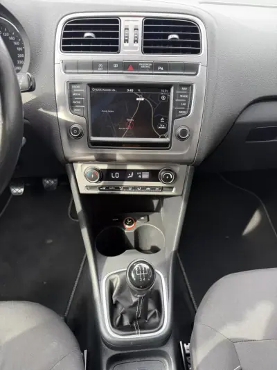 Volkswagen Polo 2015 - 10450 EUR, 133800 km - AUTO.MOTO.pt - 133800km - foto 7 de 12