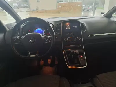 Renault Scénic 2017 - 9980 EUR, 262136 km - AUTO.MOTO.pt - 262136km - foto 9 de 39