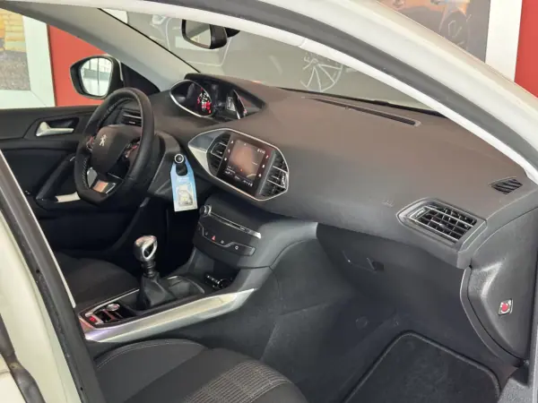Peugeot 308 2019 - 16500 EUR, 74173 km - AUTO.MOTO.pt - 74173km - foto 13 de 20