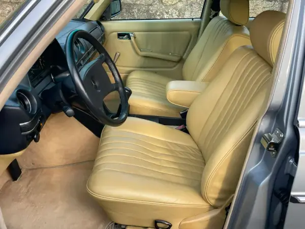 Mercedes-Benz 300 1982 - 13900 EUR, 233000 km - AUTO.MOTO.pt - 233000km - foto 13 de 32