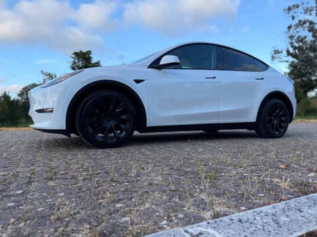 Tesla Model Y 2021 - 32500 EUR, 135000 km - 135000km - foto 3 de 23