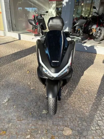 Honda PCX 125 2025 - 3300 EUR, 1975 km - foto 2 de 15