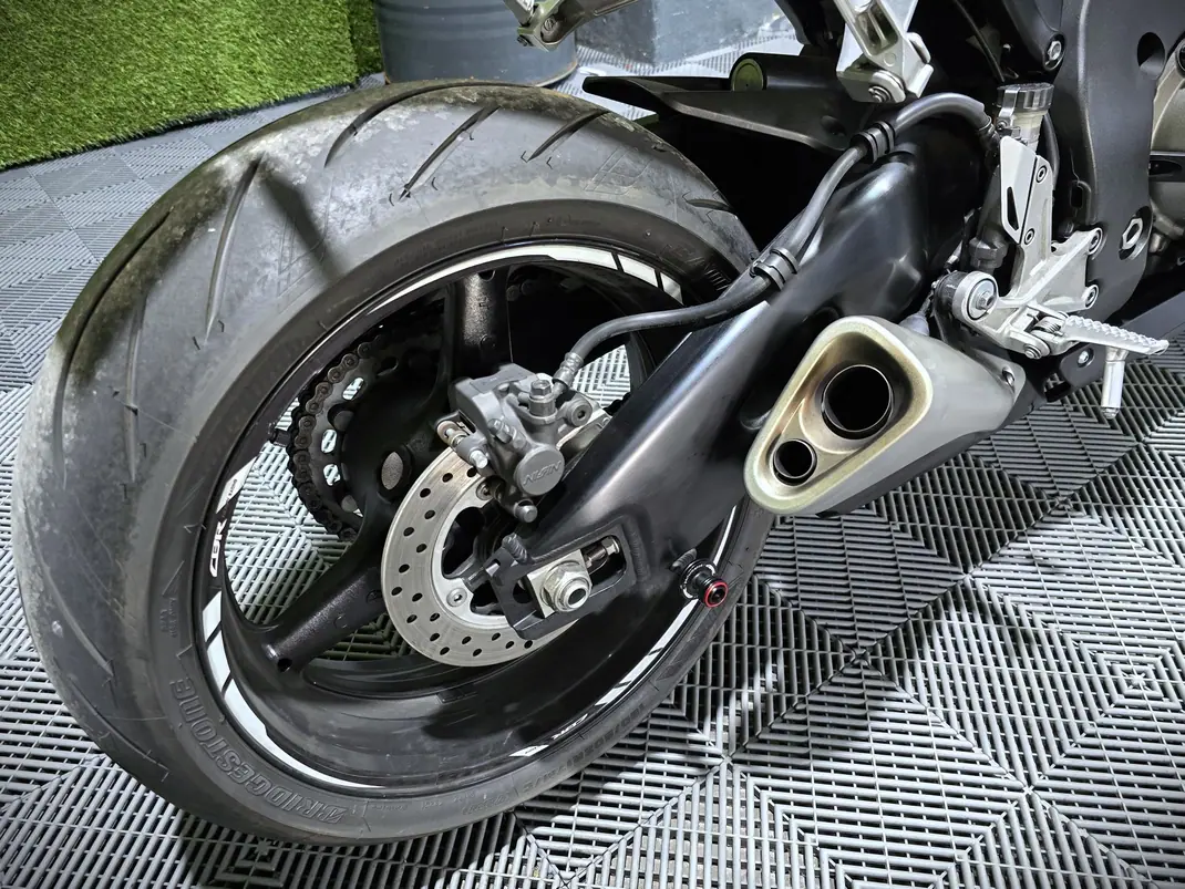 Honda CBR 1000RR 2008 - 8950 EUR, 32000 km - AUTO.MOTO.pt - 32000km - foto 13 de 15