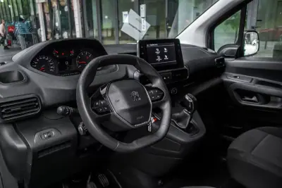 Peugeot Partner BlueHDi 100 L2 Cabine Dupla 2021 - 12990 EUR, 103902 km - AUTO.MOTO.pt - 103902km - foto 21 de 28