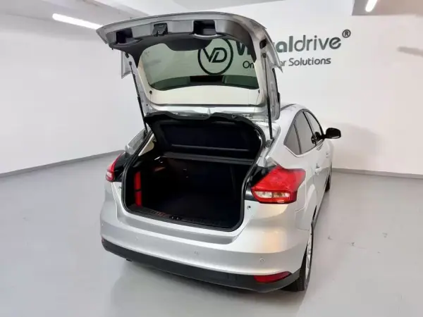 Ford Focus 2018 - 9950 EUR, 76000 km - AUTO.MOTO.pt - 76000km - foto 47 de 50