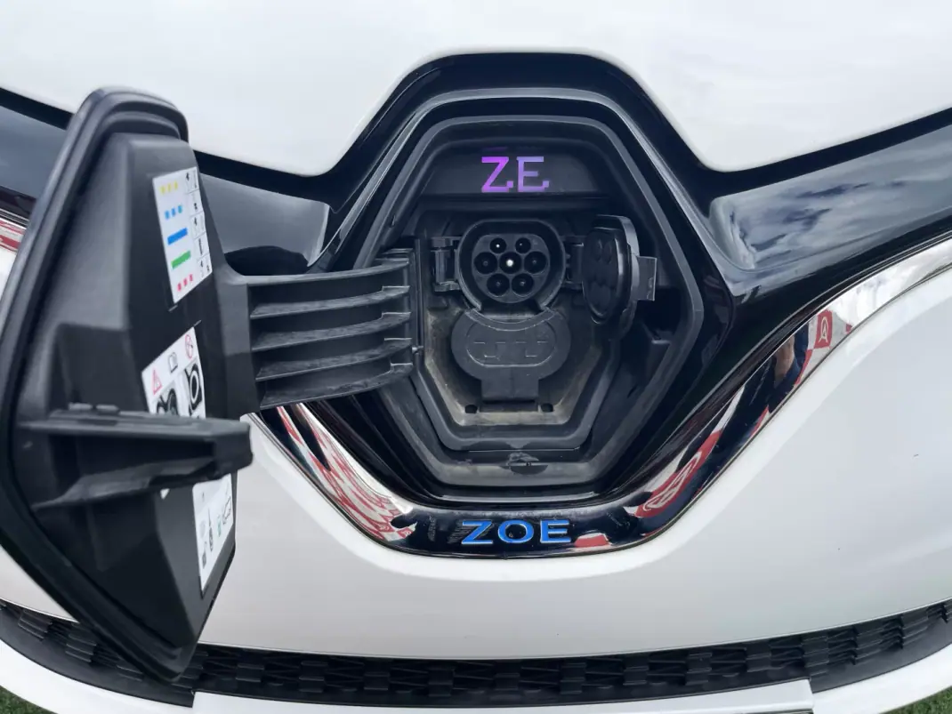 Renault Zoe 2020 - 14990 EUR, 69000 km - AUTO.MOTO.pt - 69000km - foto 9 de 23
