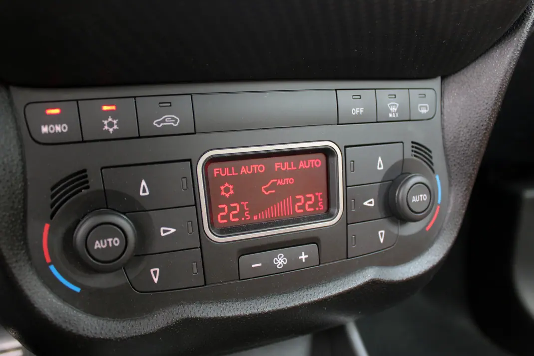 Alfa Romeo MiTo 2012 - 6700 EUR, 119200 km - AUTO.MOTO.pt - 119200km - foto 23 de 30