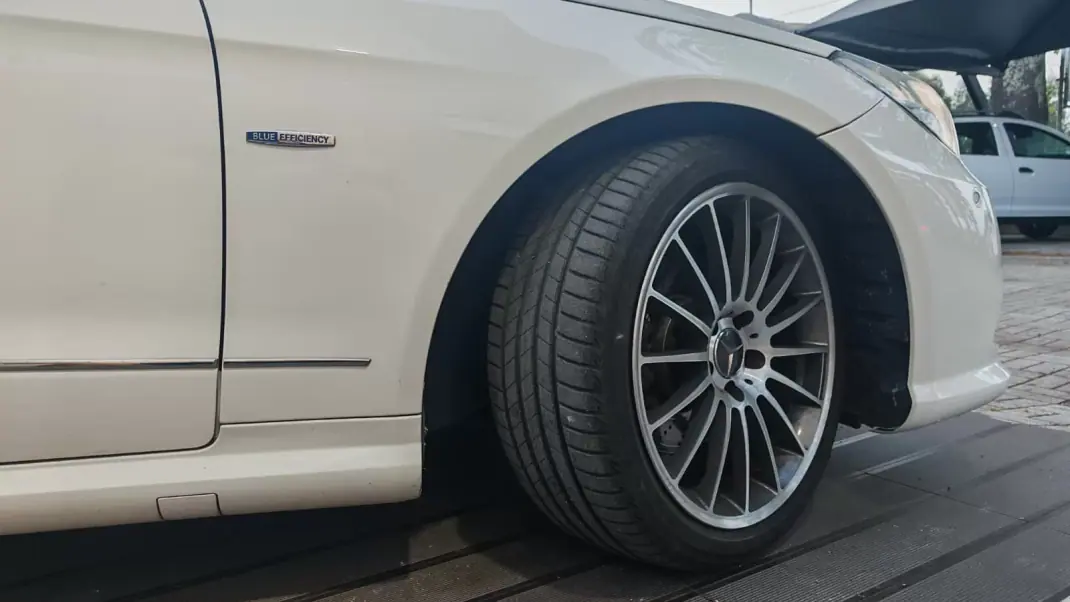 Mercedes-Benz E 250 2010 - 18850 EUR, 170781 km - AUTO.MOTO.pt - 170781km - foto 6 de 17