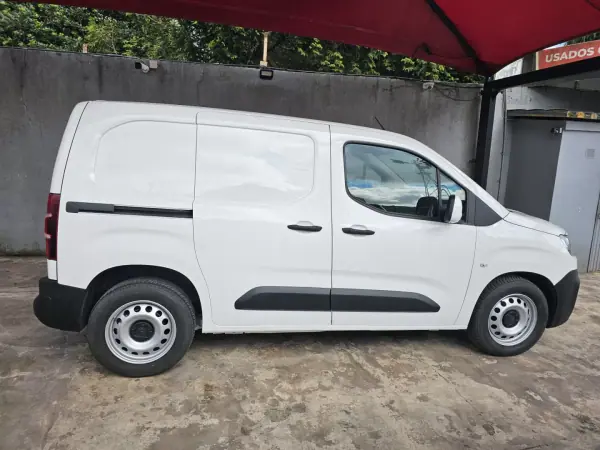 Citroën BERLINGO 3 LUGARES 2020 - 10750 EUR, 154000 km - AUTO.MOTO.pt - 154000km - foto 5 de 14