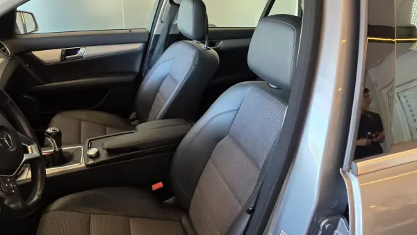 Mercedes-Benz C 180 2014 - 9900 EUR, 299370 km - AUTO.MOTO.pt - 299370km - foto 33 de 52