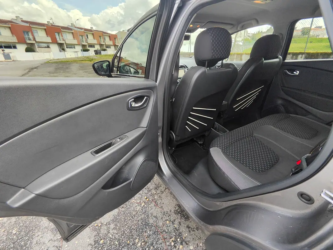Renault Captur 2017 - 11000 EUR, 143000 km - AUTO.MOTO.pt - 143000km - foto 5 de 22