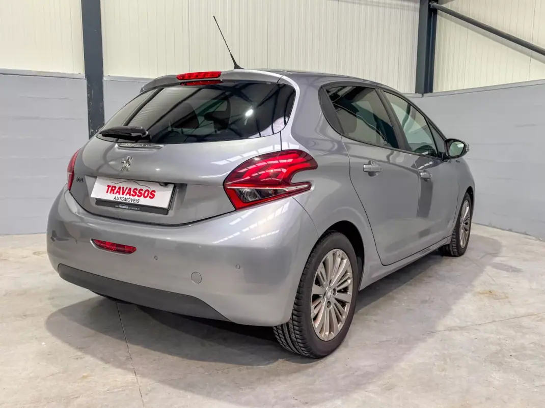 Peugeot 208 2019 - 12200 EUR, 165480 km - AUTO.MOTO.pt - 165480km - foto 8 de 12